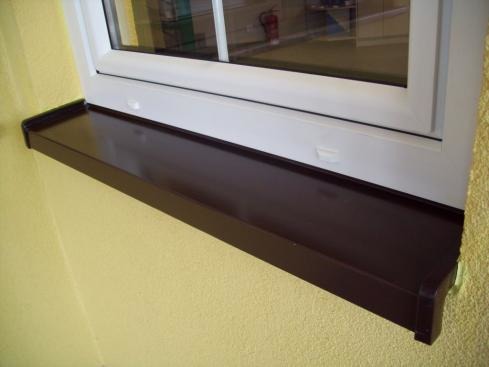 Vonkajší hliníkový parapet na plastovom okne